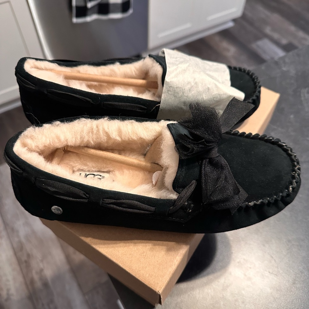 UGG Dakota RARE Tulle Bow Slippers